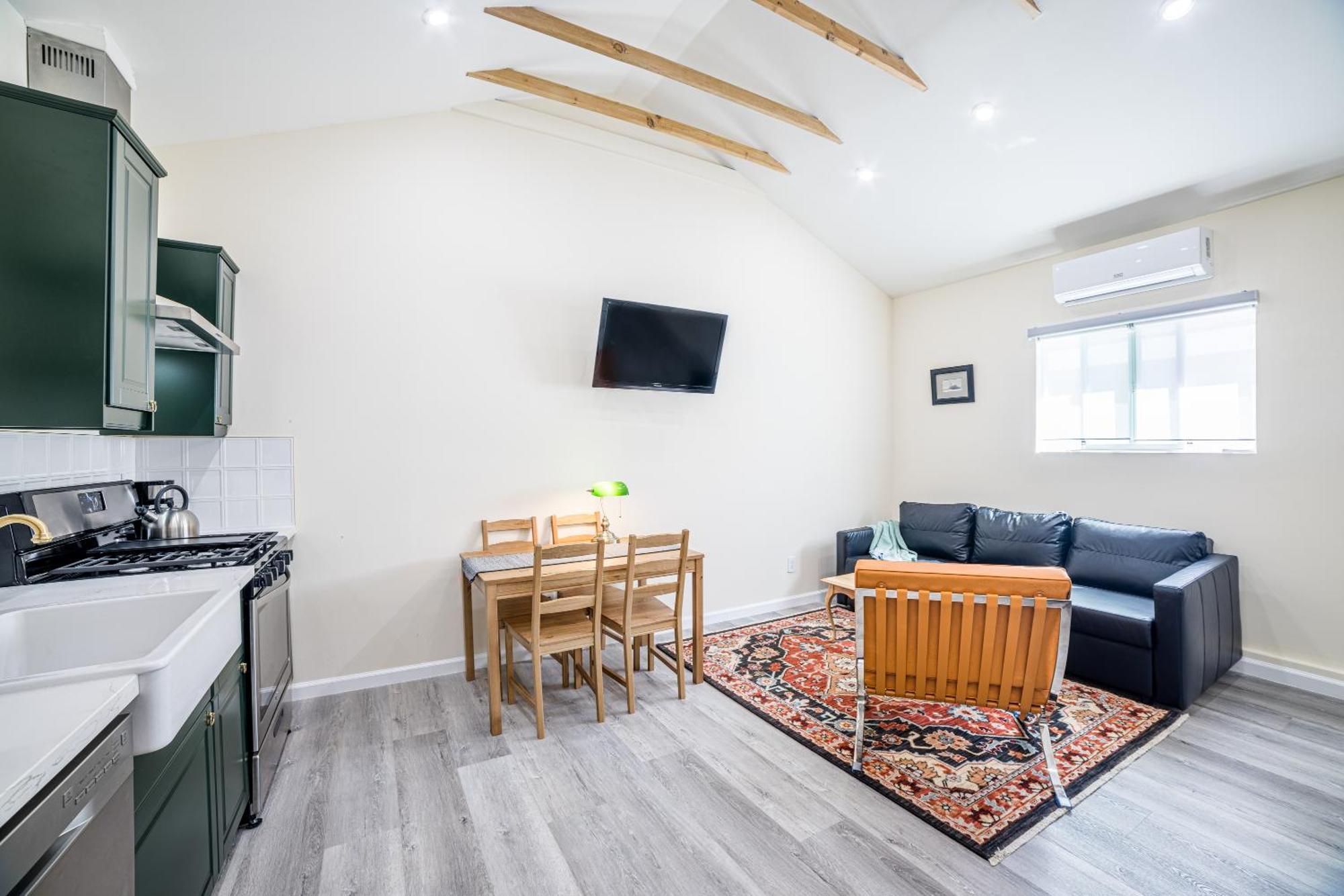 Private Stylish Studio, Near Csun, Fast Wi-fi Holiday home