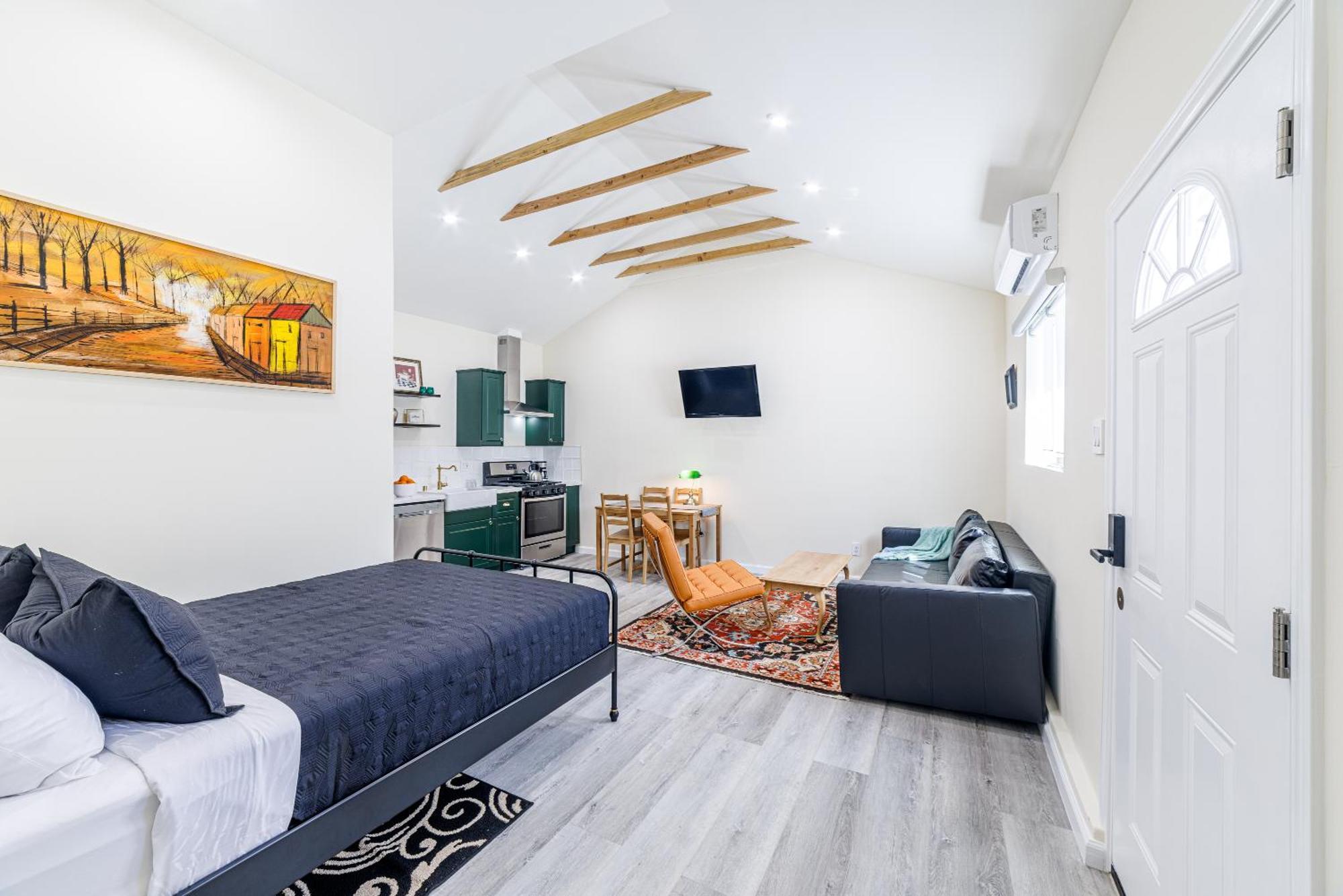 Holiday home Private Stylish Studio, Near Csun, Fast Wi-fi